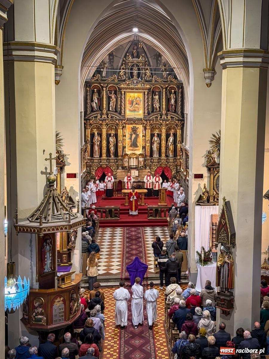 Zdjęcie w galerii na portalu naszraciborz.pl: Liturgia Wielkiego Piątku w sercu Raciborza [FOTO i WIDEO] wiadomości z regionu