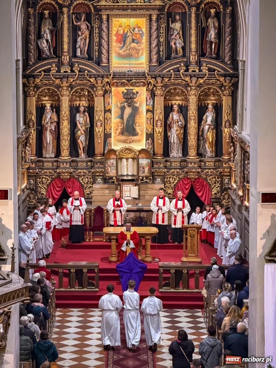 Zdjęcie w galerii na portalu naszraciborz.pl: Liturgia Wielkiego Piątku w sercu Raciborza [FOTO i WIDEO] wiadomości z regionu