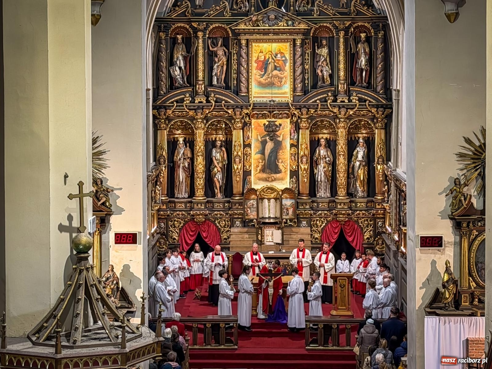 Zdjęcie w galerii na portalu naszraciborz.pl: Liturgia Wielkiego Piątku w sercu Raciborza [FOTO i WIDEO] wiadomości z regionu
