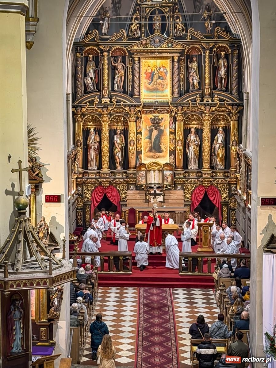 Zdjęcie w galerii na portalu naszraciborz.pl: Liturgia Wielkiego Piątku w sercu Raciborza [FOTO i WIDEO] wiadomości z regionu