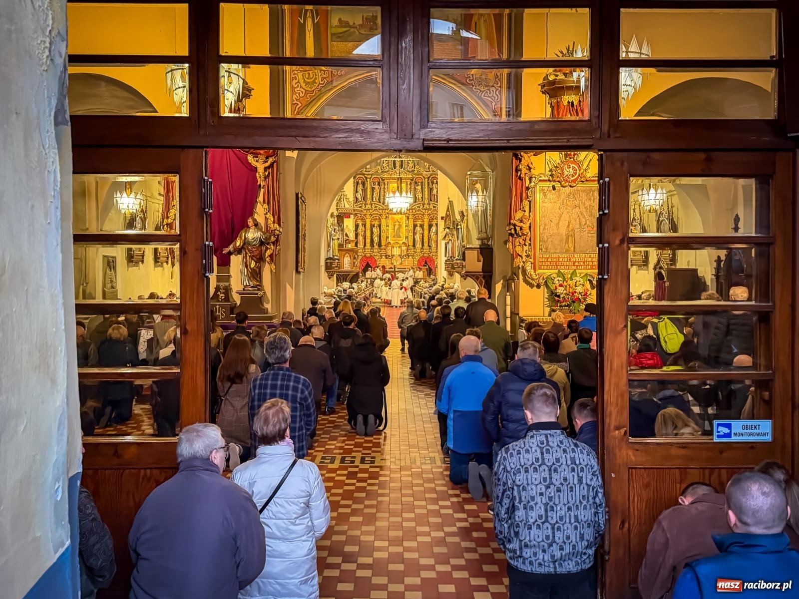 Zdjęcie w galerii na portalu naszraciborz.pl: Liturgia Wielkiego Piątku w sercu Raciborza [FOTO i WIDEO] wiadomości z regionu