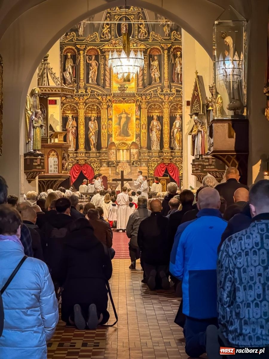 Zdjęcie w galerii na portalu naszraciborz.pl: Liturgia Wielkiego Piątku w sercu Raciborza [FOTO i WIDEO] wiadomości z regionu