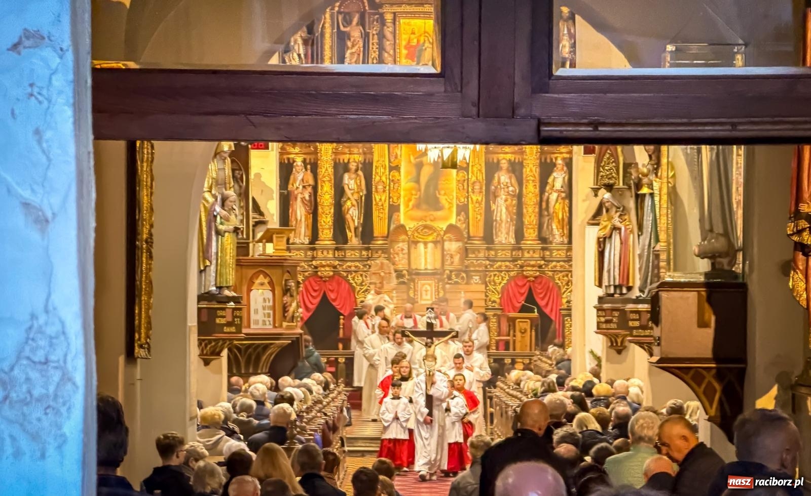 Zdjęcie w galerii na portalu naszraciborz.pl: Liturgia Wielkiego Piątku w sercu Raciborza [FOTO i WIDEO] wiadomości z regionu