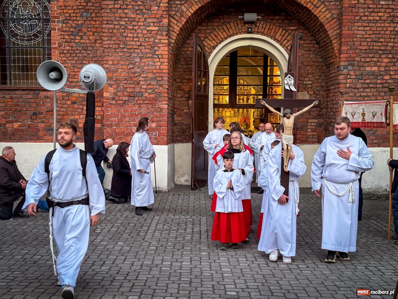 Zdjęcie w galerii na portalu naszraciborz.pl: Liturgia Wielkiego Piątku w sercu Raciborza [FOTO i WIDEO] wiadomości z regionu