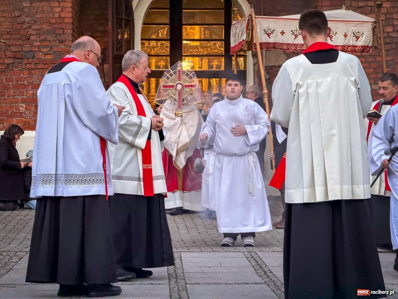 Zdjęcie w galerii na portalu naszraciborz.pl: Liturgia Wielkiego Piątku w sercu Raciborza [FOTO i WIDEO] wiadomości z regionu