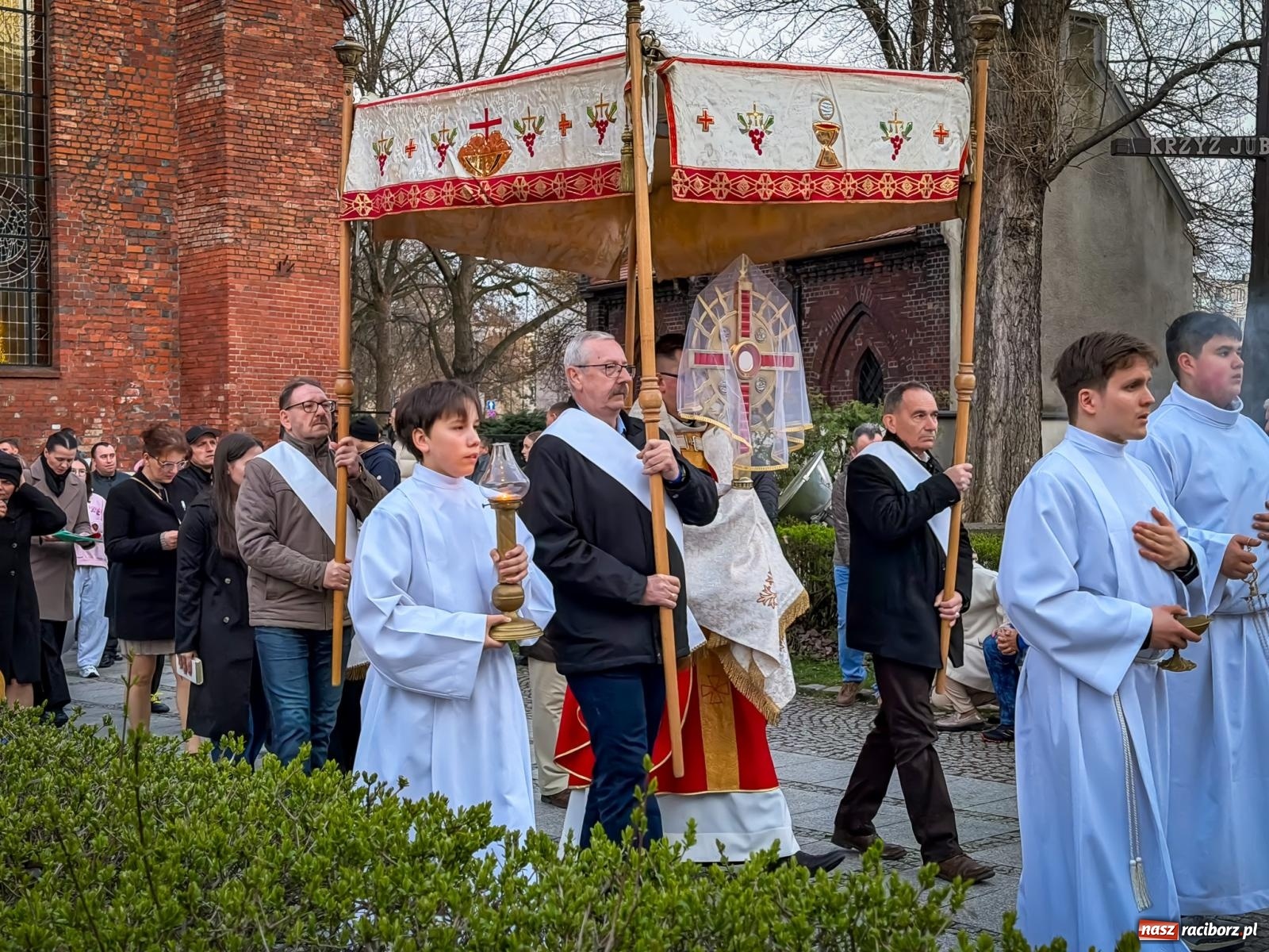 Zdjęcie w galerii na portalu naszraciborz.pl: Liturgia Wielkiego Piątku w sercu Raciborza [FOTO i WIDEO] wiadomości z regionu
