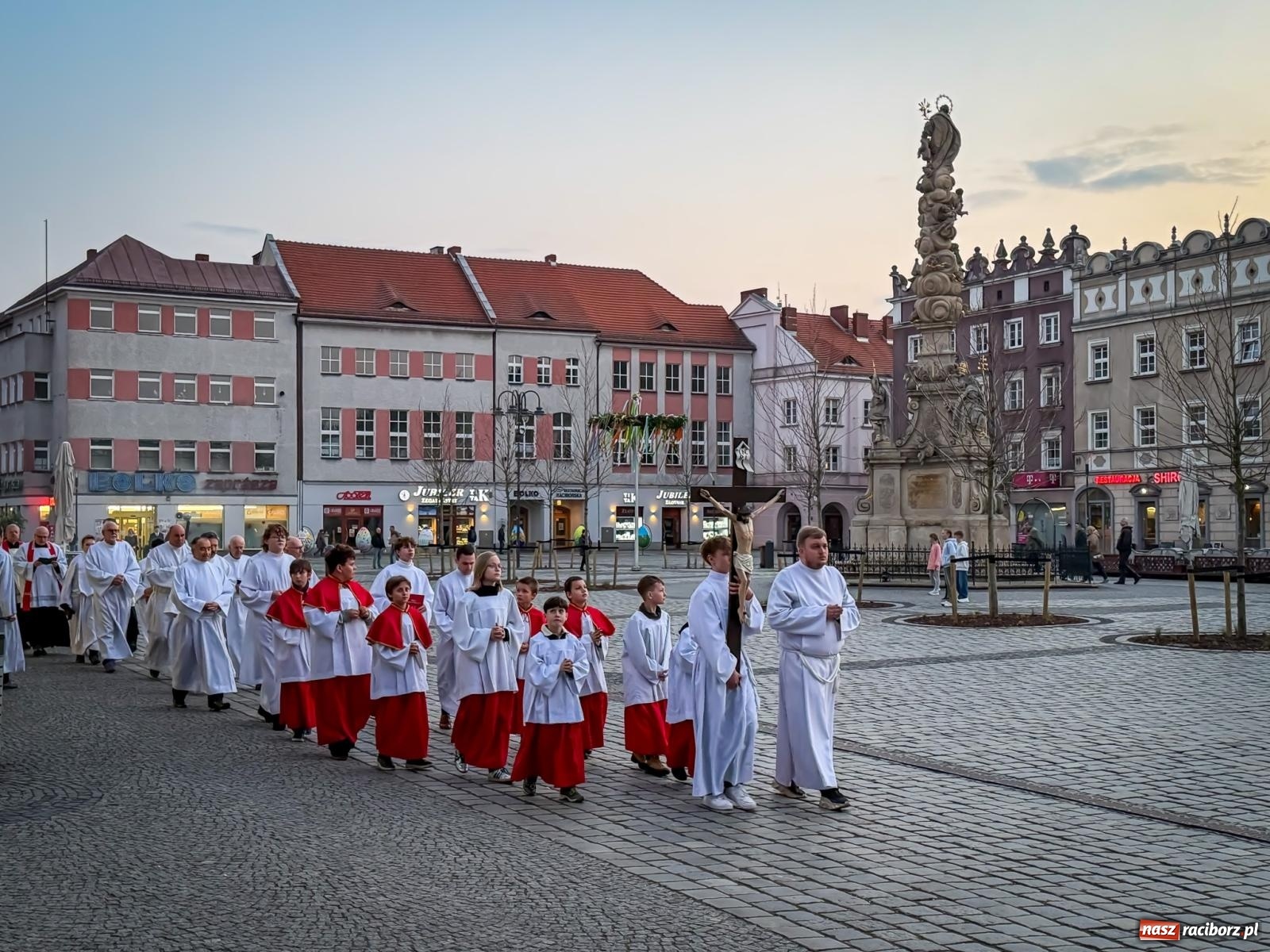 Zdjęcie w galerii na portalu naszraciborz.pl: Liturgia Wielkiego Piątku w sercu Raciborza [FOTO i WIDEO] wiadomości z regionu