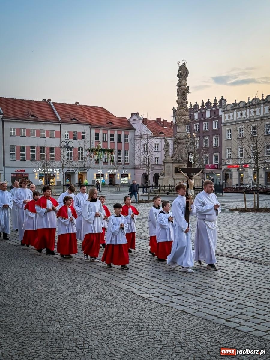 Zdjęcie w galerii na portalu naszraciborz.pl: Liturgia Wielkiego Piątku w sercu Raciborza [FOTO i WIDEO] wiadomości z regionu