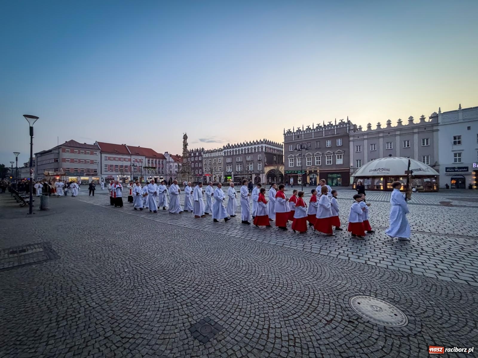 Zdjęcie w galerii na portalu naszraciborz.pl: Liturgia Wielkiego Piątku w sercu Raciborza [FOTO i WIDEO] wiadomości z regionu