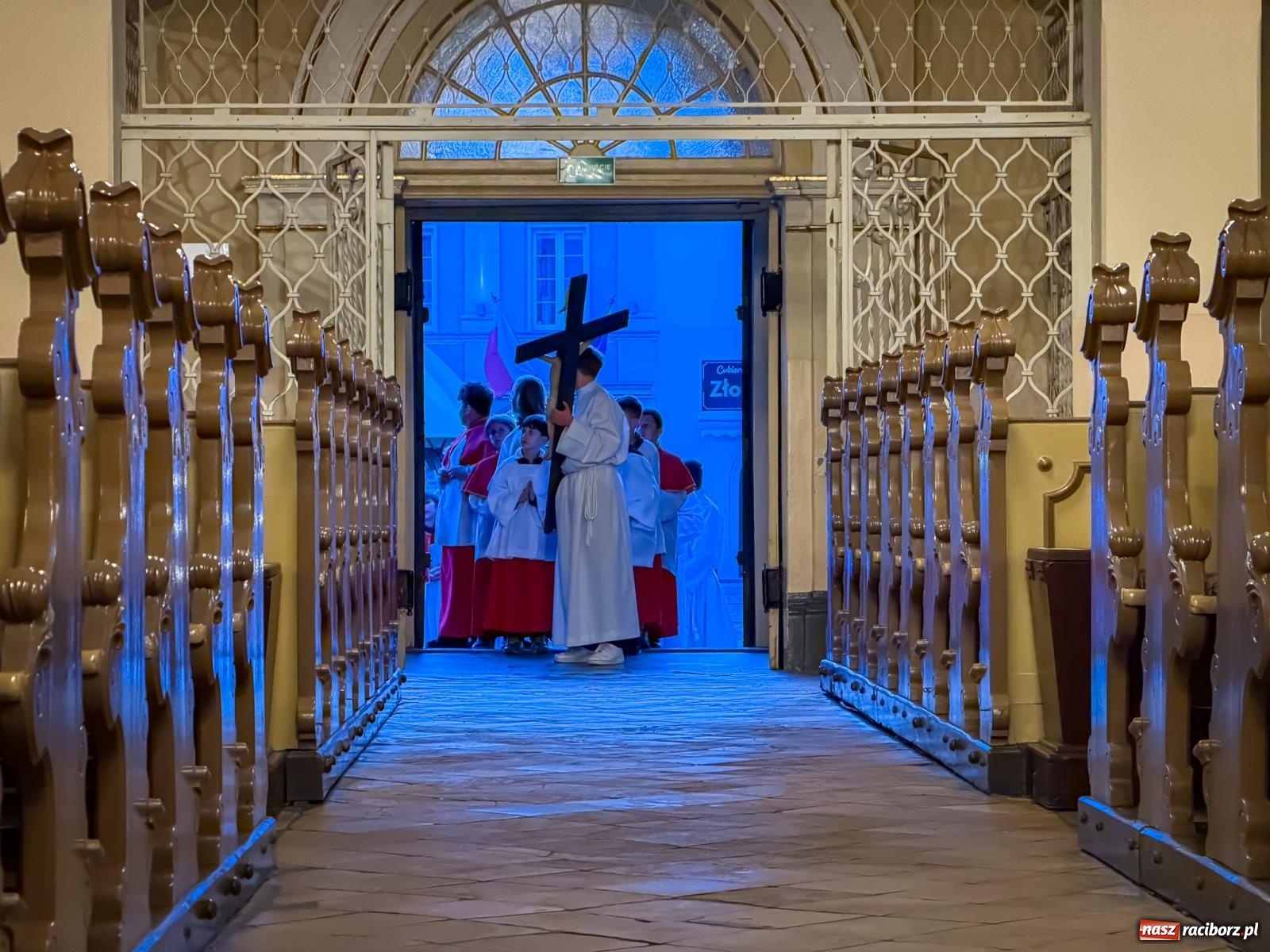 Zdjęcie w galerii na portalu naszraciborz.pl: Liturgia Wielkiego Piątku w sercu Raciborza [FOTO i WIDEO] wiadomości z regionu