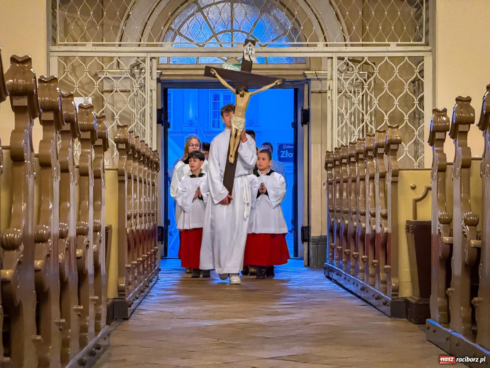 Zdjęcie w galerii na portalu naszraciborz.pl: Liturgia Wielkiego Piątku w sercu Raciborza [FOTO i WIDEO] wiadomości z regionu