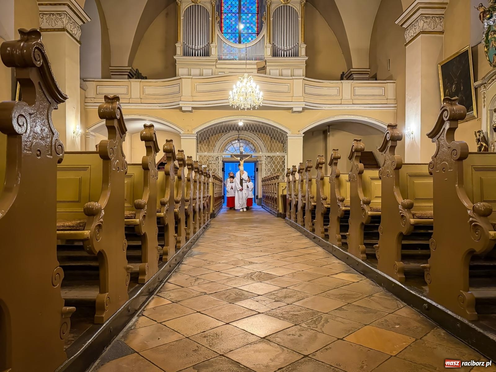 Zdjęcie w galerii na portalu naszraciborz.pl: Liturgia Wielkiego Piątku w sercu Raciborza [FOTO i WIDEO] wiadomości z regionu