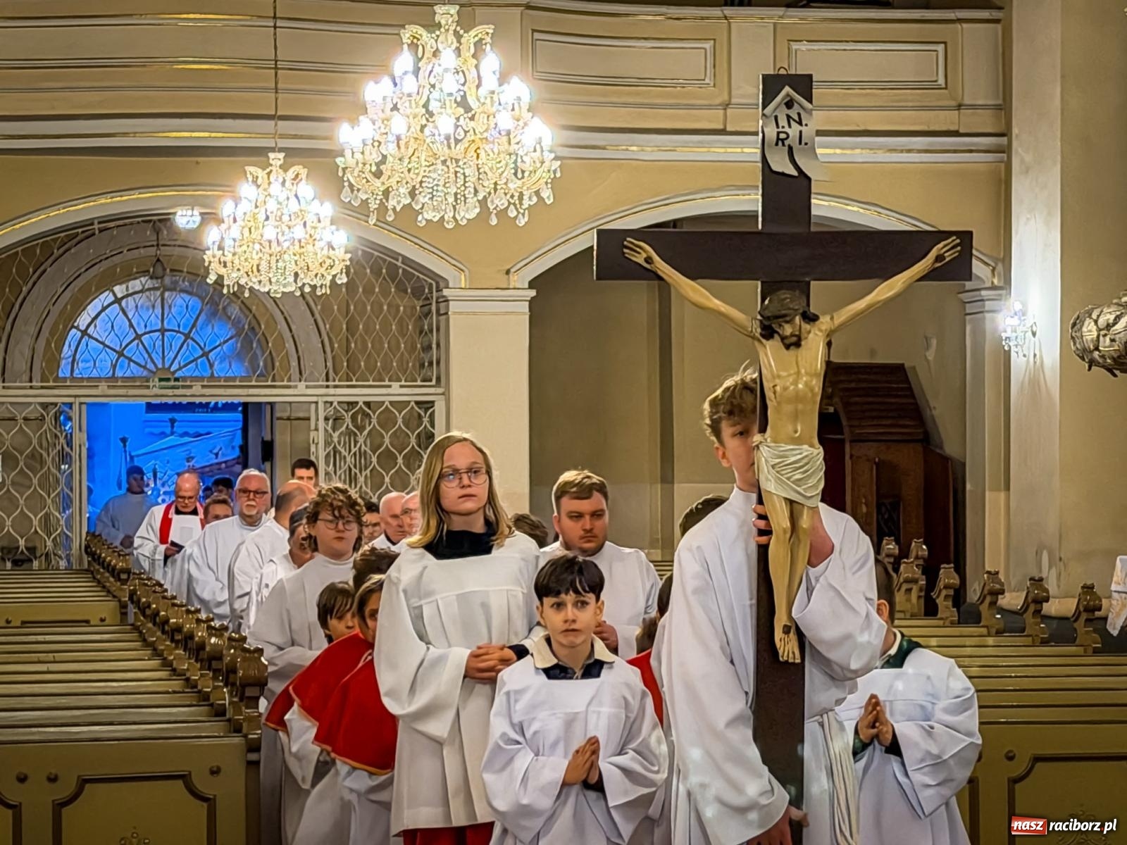 Zdjęcie w galerii na portalu naszraciborz.pl: Liturgia Wielkiego Piątku w sercu Raciborza [FOTO i WIDEO] wiadomości z regionu