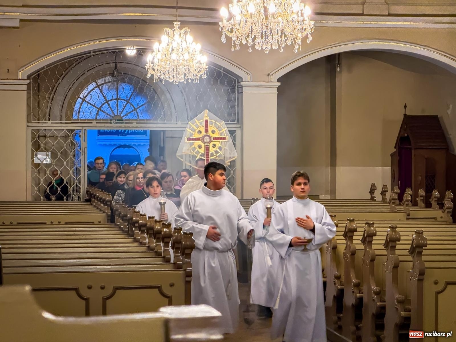 Zdjęcie w galerii na portalu naszraciborz.pl: Liturgia Wielkiego Piątku w sercu Raciborza [FOTO i WIDEO] wiadomości z regionu