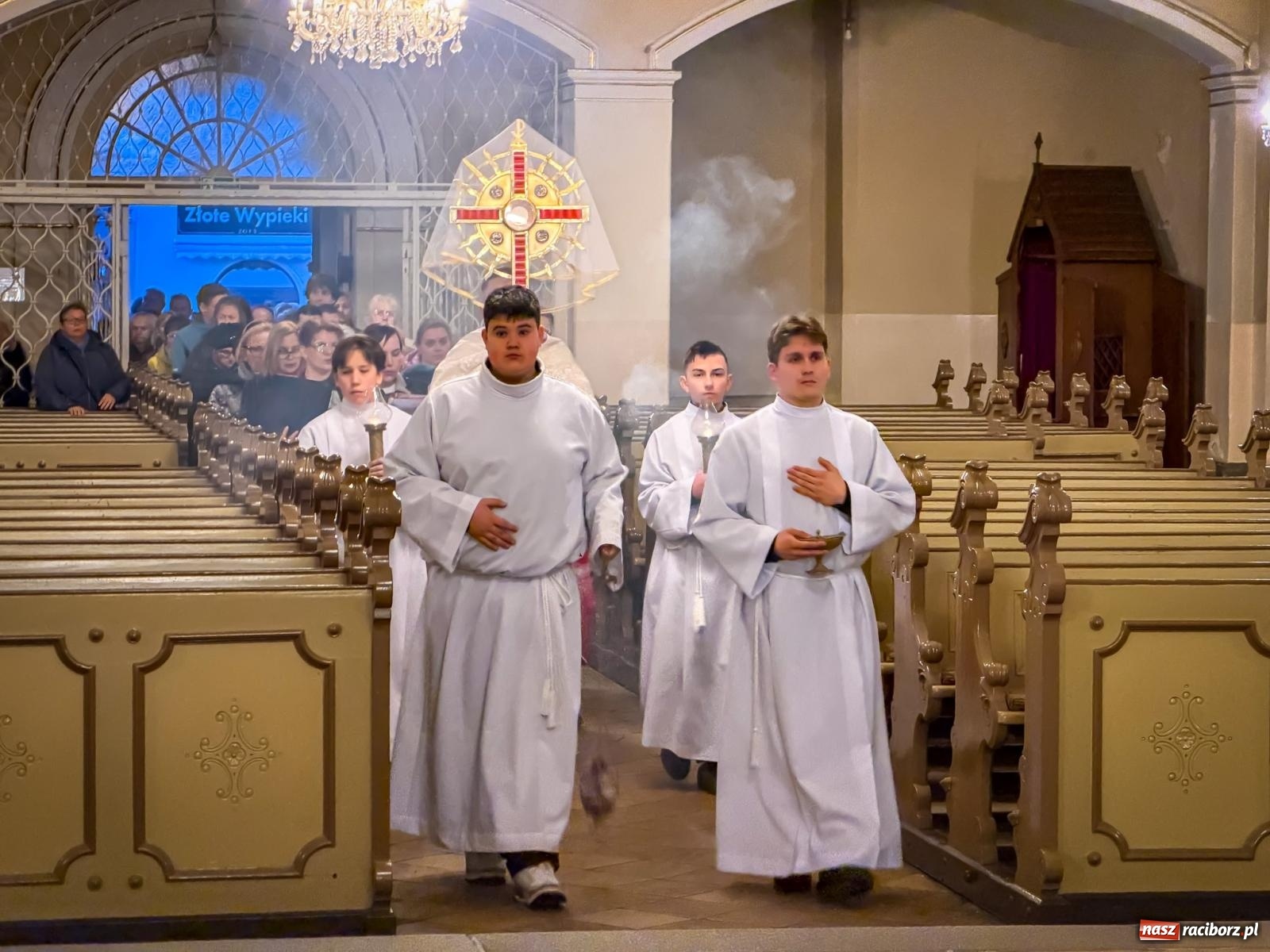 Zdjęcie w galerii na portalu naszraciborz.pl: Liturgia Wielkiego Piątku w sercu Raciborza [FOTO i WIDEO] wiadomości z regionu