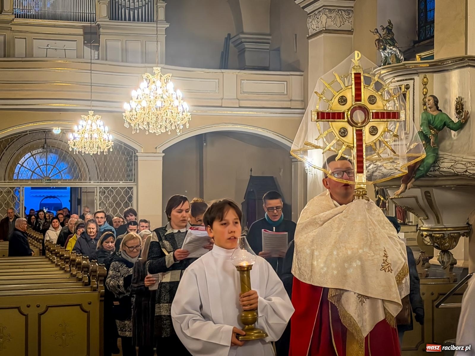 Zdjęcie w galerii na portalu naszraciborz.pl: Liturgia Wielkiego Piątku w sercu Raciborza [FOTO i WIDEO] wiadomości z regionu