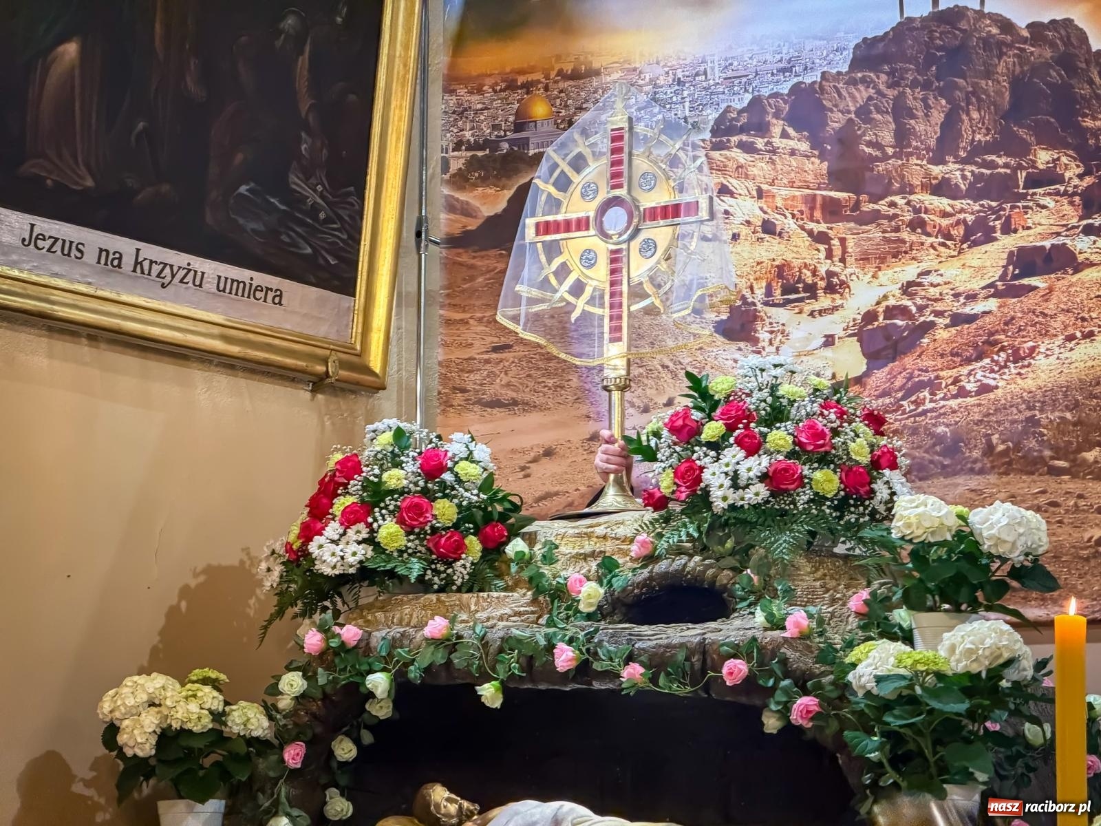 Zdjęcie w galerii na portalu naszraciborz.pl: Liturgia Wielkiego Piątku w sercu Raciborza [FOTO i WIDEO] wiadomości z regionu