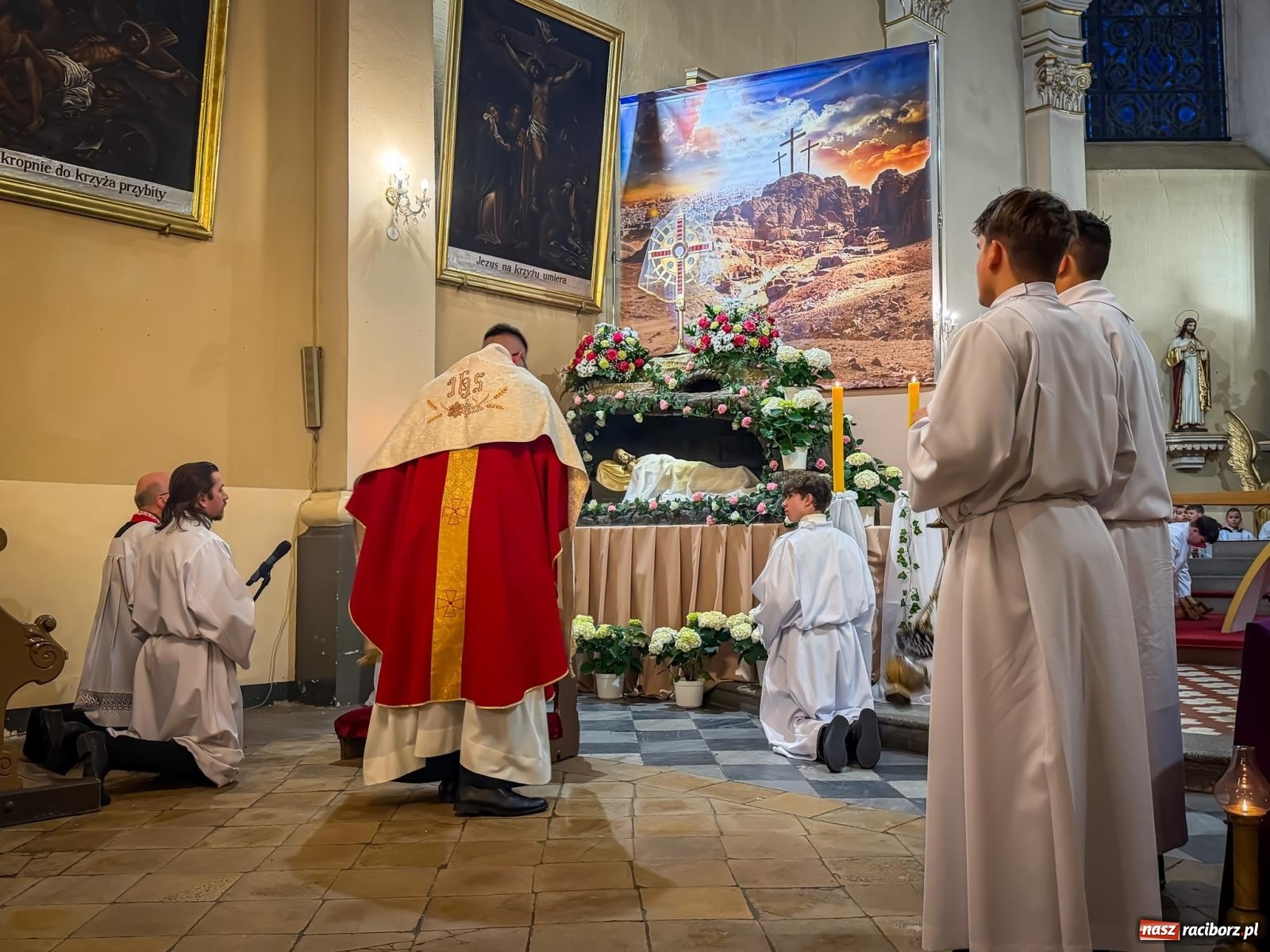 Zdjęcie w galerii na portalu naszraciborz.pl: Liturgia Wielkiego Piątku w sercu Raciborza [FOTO i WIDEO] wiadomości z regionu