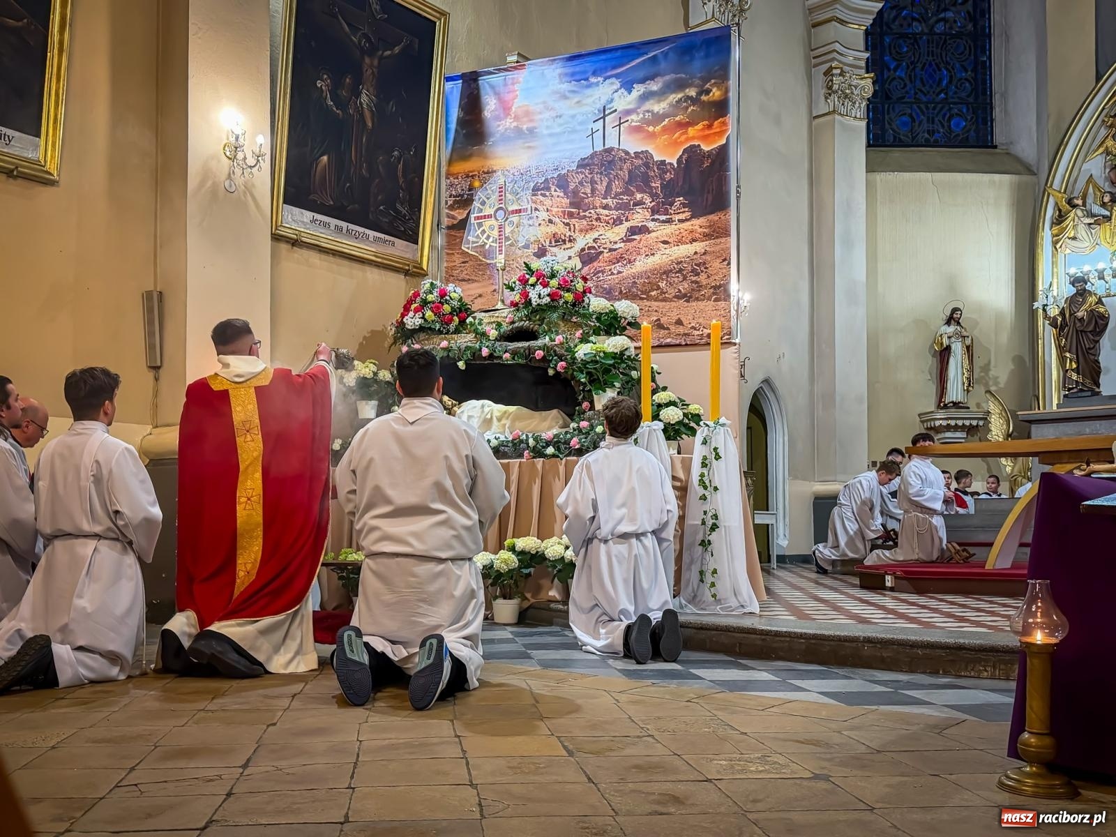 Zdjęcie w galerii na portalu naszraciborz.pl: Liturgia Wielkiego Piątku w sercu Raciborza [FOTO i WIDEO] wiadomości z regionu