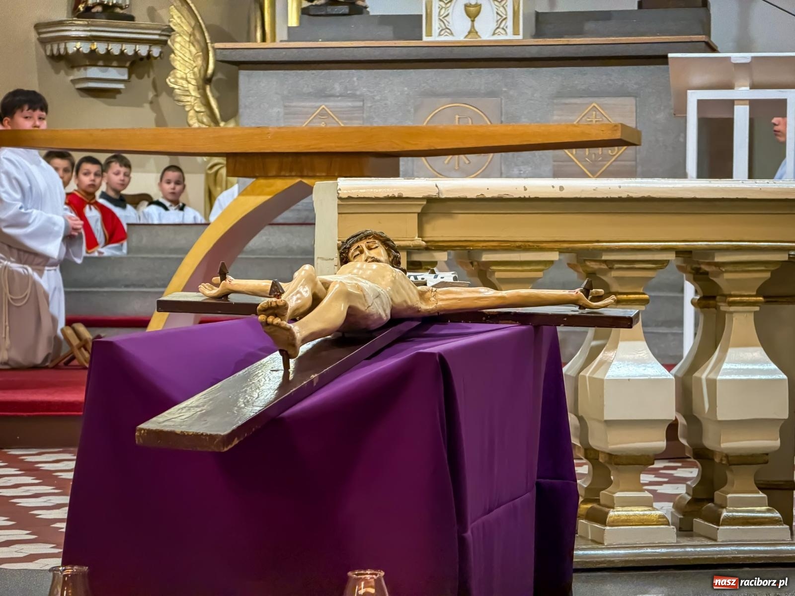 Zdjęcie w galerii na portalu naszraciborz.pl: Liturgia Wielkiego Piątku w sercu Raciborza [FOTO i WIDEO] wiadomości z regionu