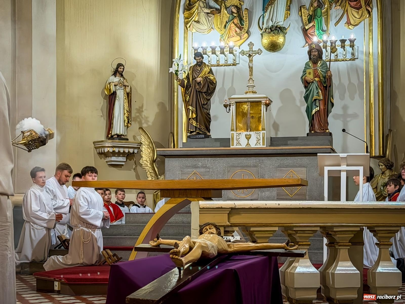 Zdjęcie w galerii na portalu naszraciborz.pl: Liturgia Wielkiego Piątku w sercu Raciborza [FOTO i WIDEO] wiadomości z regionu