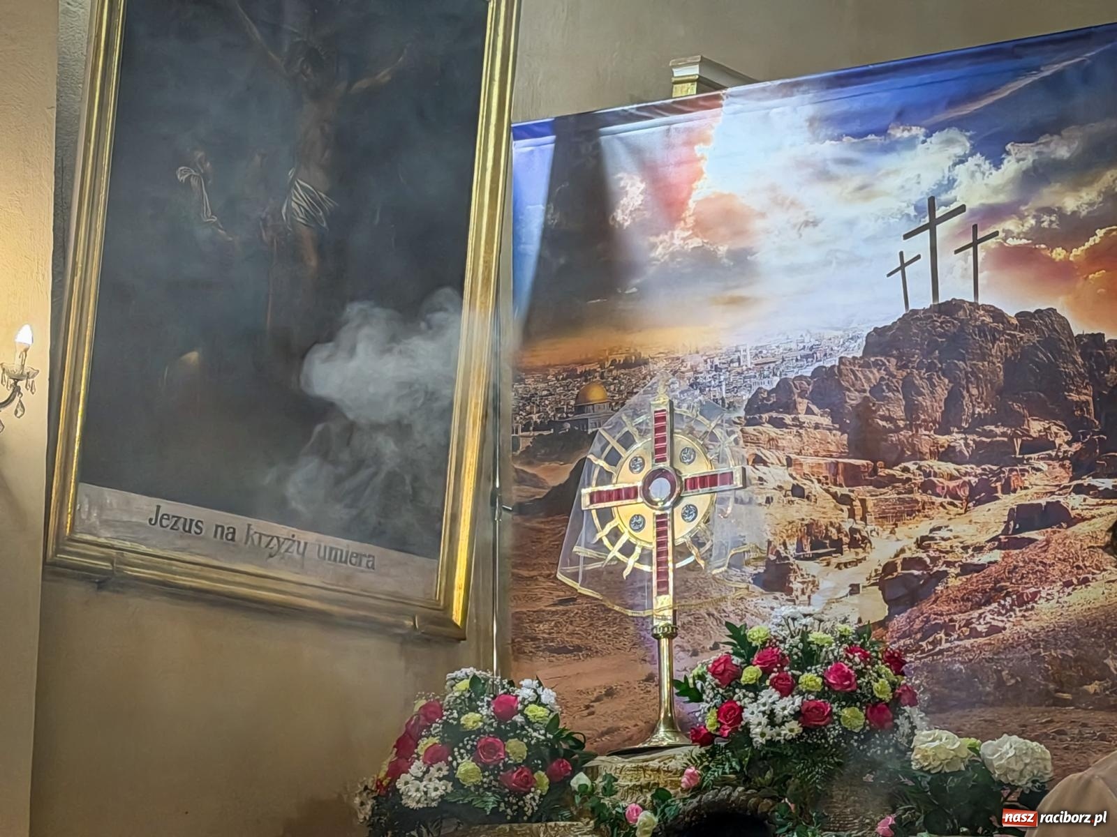 Zdjęcie w galerii na portalu naszraciborz.pl: Liturgia Wielkiego Piątku w sercu Raciborza [FOTO i WIDEO] wiadomości z regionu