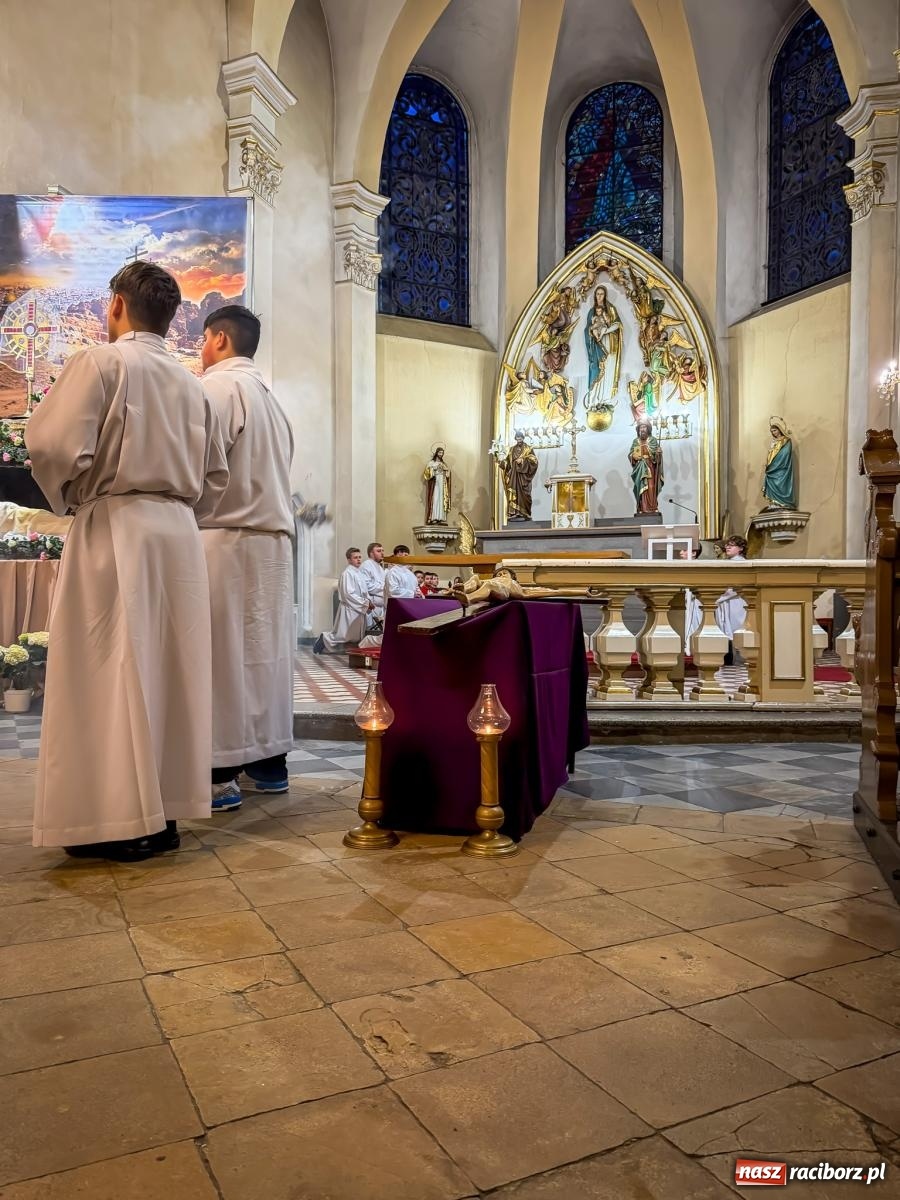 Zdjęcie w galerii na portalu naszraciborz.pl: Liturgia Wielkiego Piątku w sercu Raciborza [FOTO i WIDEO] wiadomości z regionu