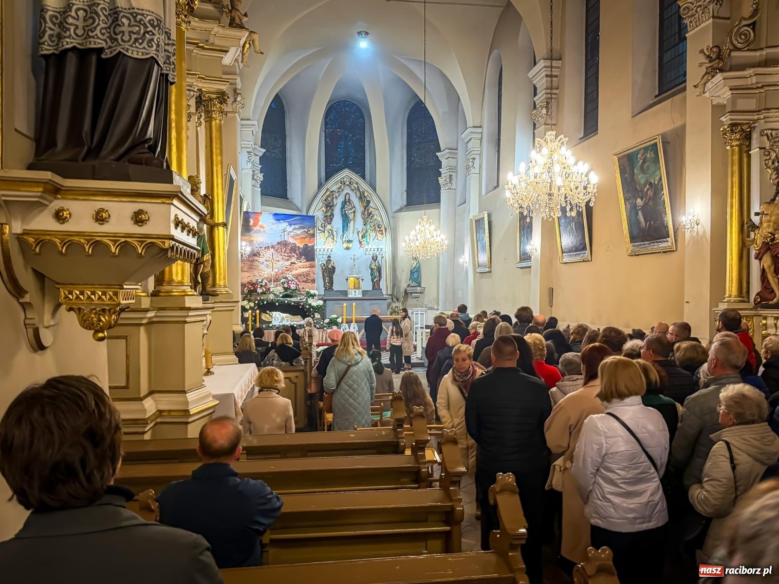 Zdjęcie w galerii na portalu naszraciborz.pl: Liturgia Wielkiego Piątku w sercu Raciborza [FOTO i WIDEO] wiadomości z regionu