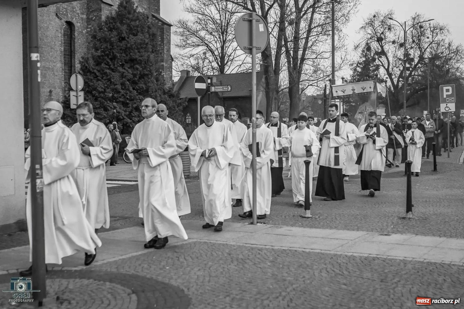 Zdjęcie w galerii na portalu naszraciborz.pl: Liturgia Wielkiego Piątku w sercu Raciborza [FOTO i WIDEO] wiadomości z regionu