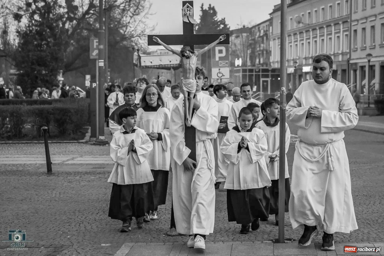 Zdjęcie w galerii na portalu naszraciborz.pl: Liturgia Wielkiego Piątku w sercu Raciborza [FOTO i WIDEO] wiadomości z regionu
