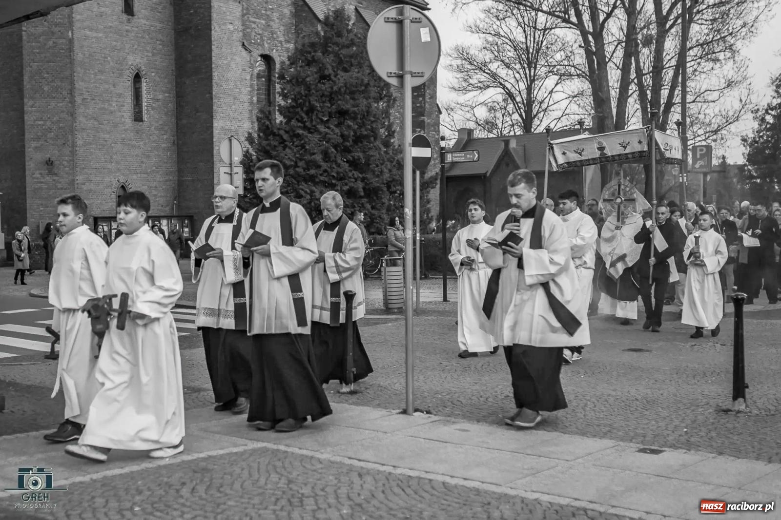 Zdjęcie w galerii na portalu naszraciborz.pl: Liturgia Wielkiego Piątku w sercu Raciborza [FOTO i WIDEO] wiadomości z regionu