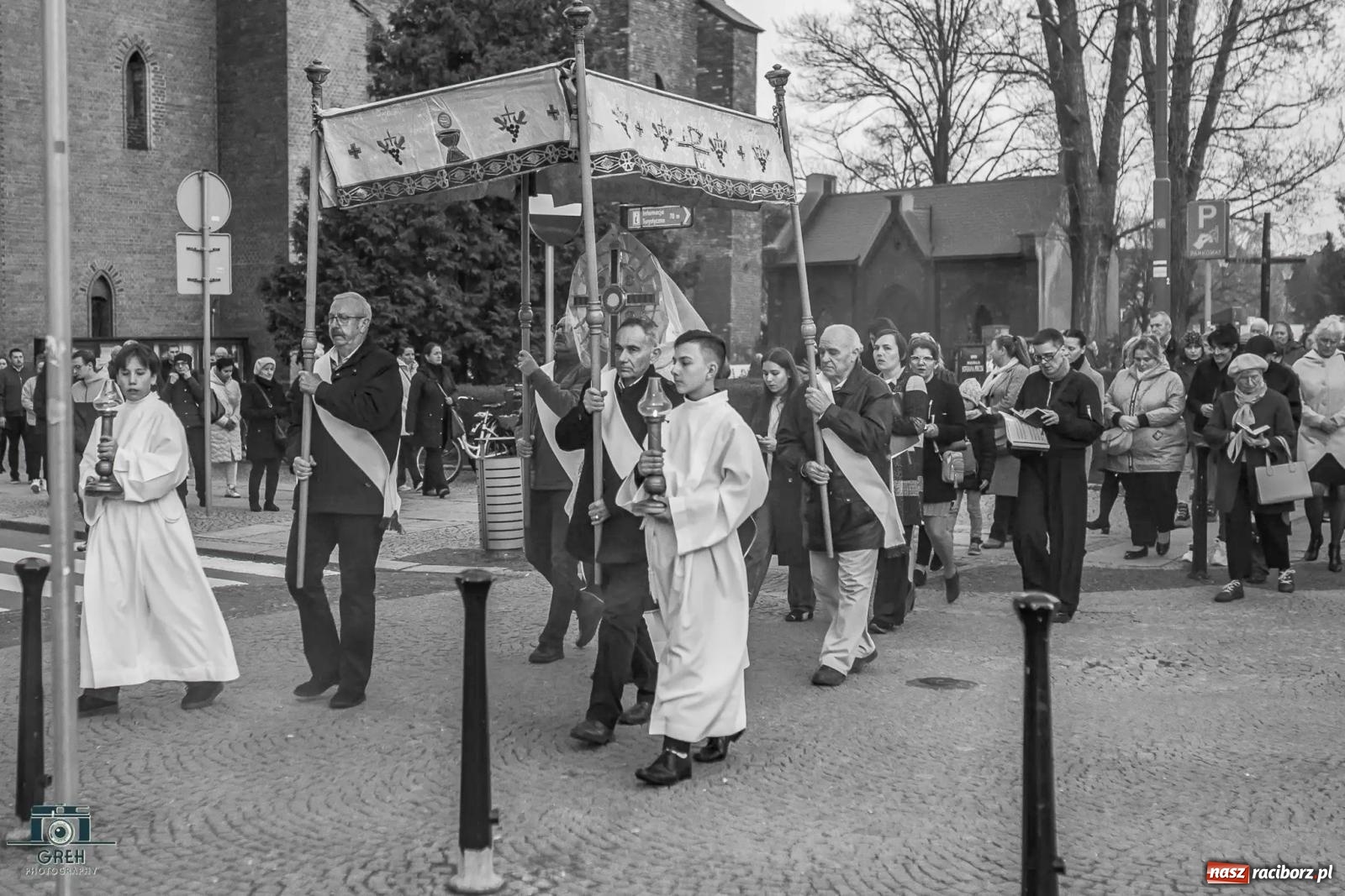 Zdjęcie w galerii na portalu naszraciborz.pl: Liturgia Wielkiego Piątku w sercu Raciborza [FOTO i WIDEO] wiadomości z regionu