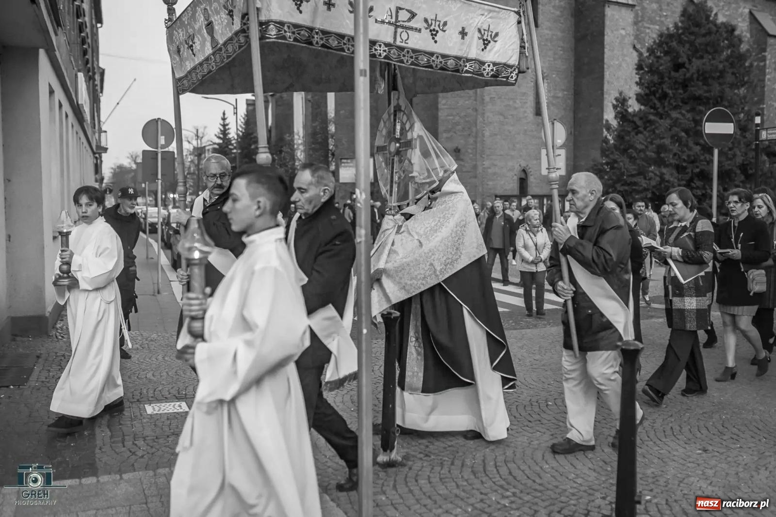 Zdjęcie w galerii na portalu naszraciborz.pl: Liturgia Wielkiego Piątku w sercu Raciborza [FOTO i WIDEO] wiadomości z regionu