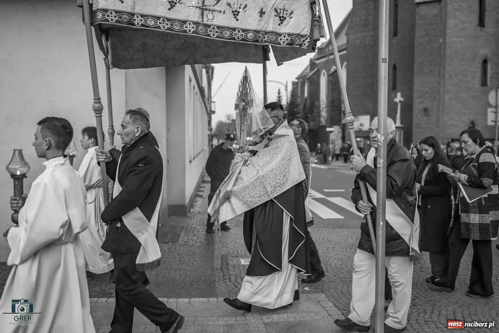 Zdjęcie w galerii na portalu naszraciborz.pl: Liturgia Wielkiego Piątku w sercu Raciborza [FOTO i WIDEO] wiadomości z regionu