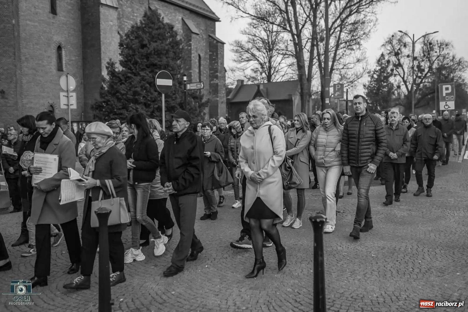 Zdjęcie w galerii na portalu naszraciborz.pl: Liturgia Wielkiego Piątku w sercu Raciborza [FOTO i WIDEO] wiadomości z regionu