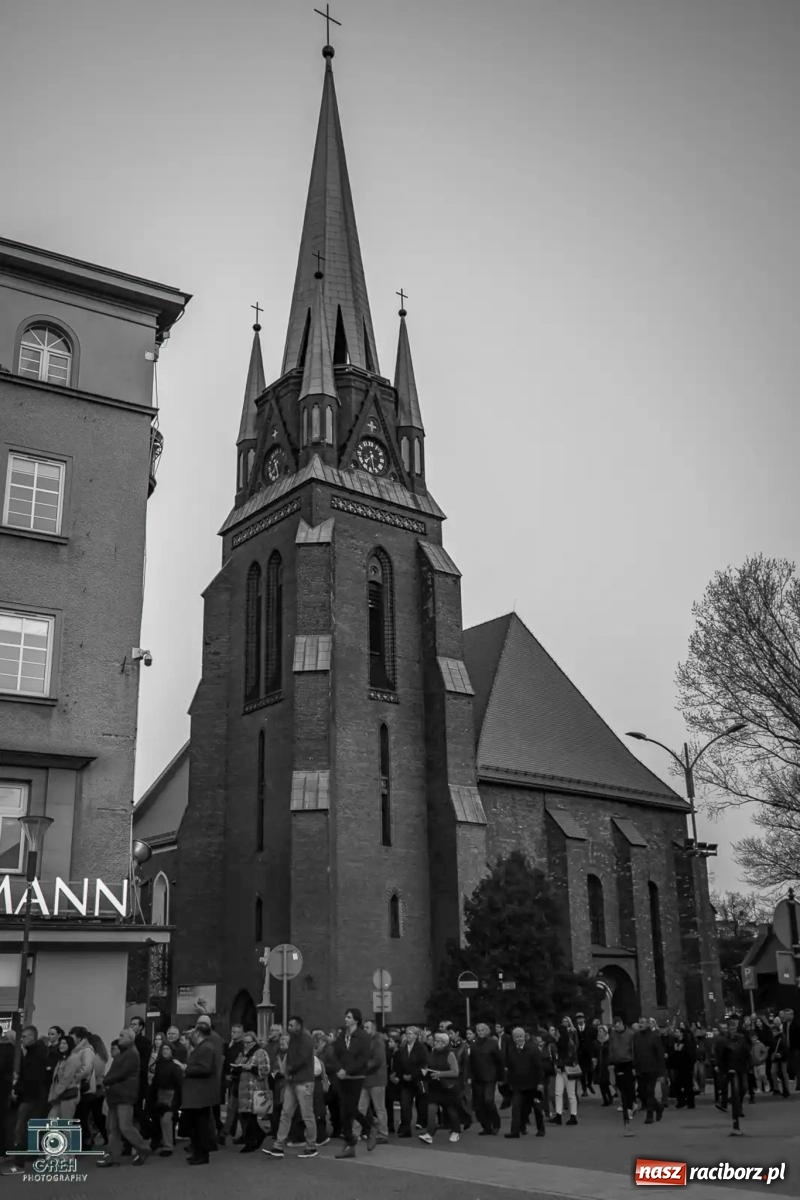 Zdjęcie w galerii na portalu naszraciborz.pl: Liturgia Wielkiego Piątku w sercu Raciborza [FOTO i WIDEO] wiadomości z regionu