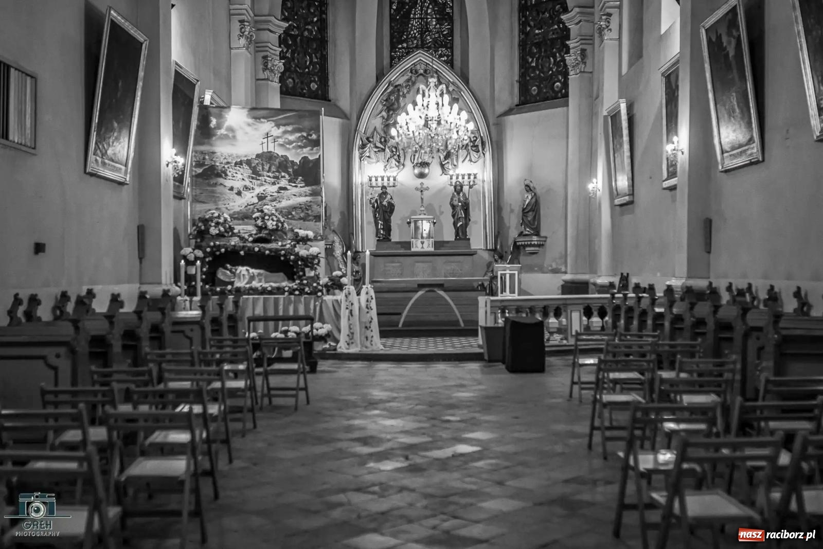 Zdjęcie w galerii na portalu naszraciborz.pl: Liturgia Wielkiego Piątku w sercu Raciborza [FOTO i WIDEO] wiadomości z regionu