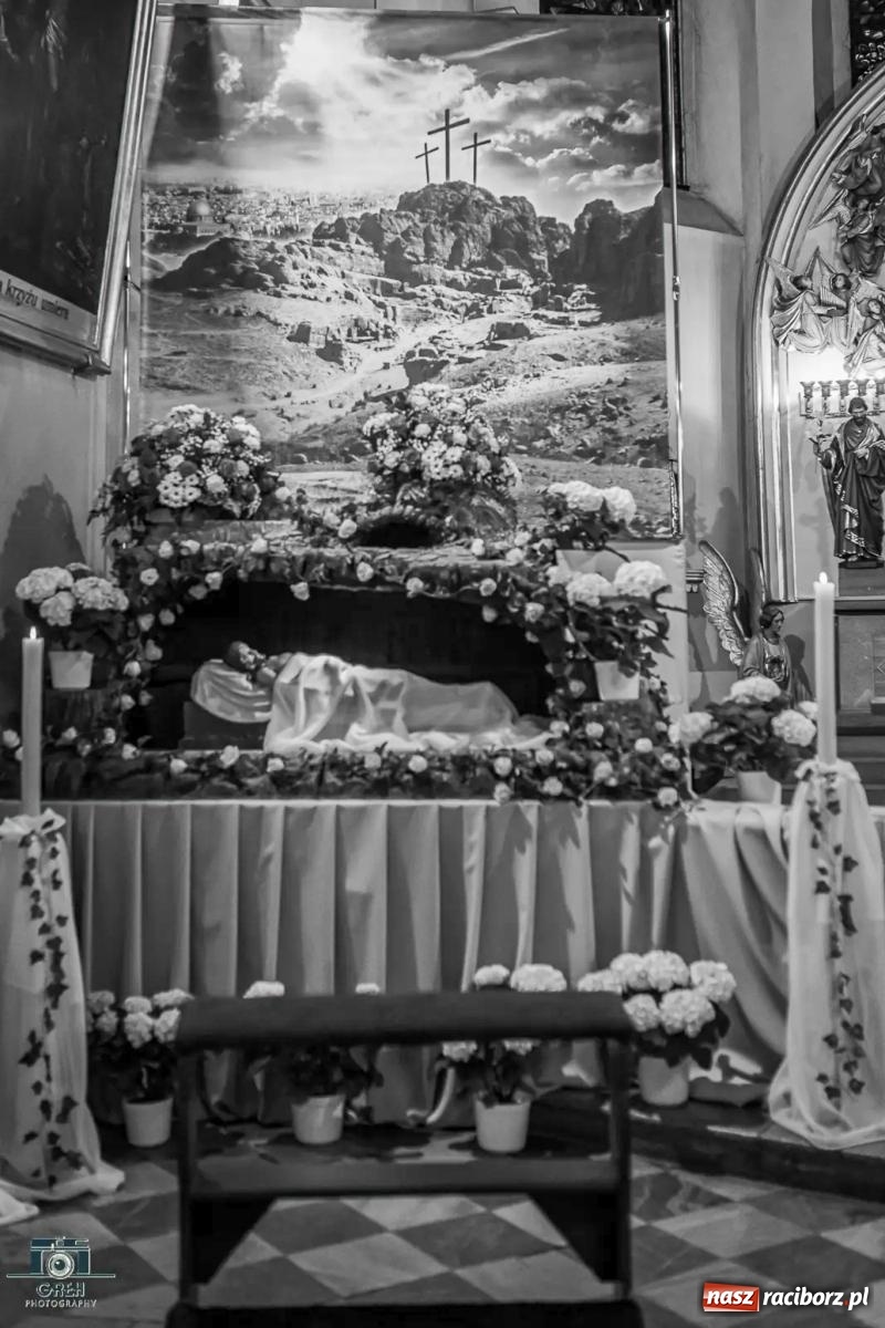 Zdjęcie w galerii na portalu naszraciborz.pl: Liturgia Wielkiego Piątku w sercu Raciborza [FOTO i WIDEO] wiadomości z regionu