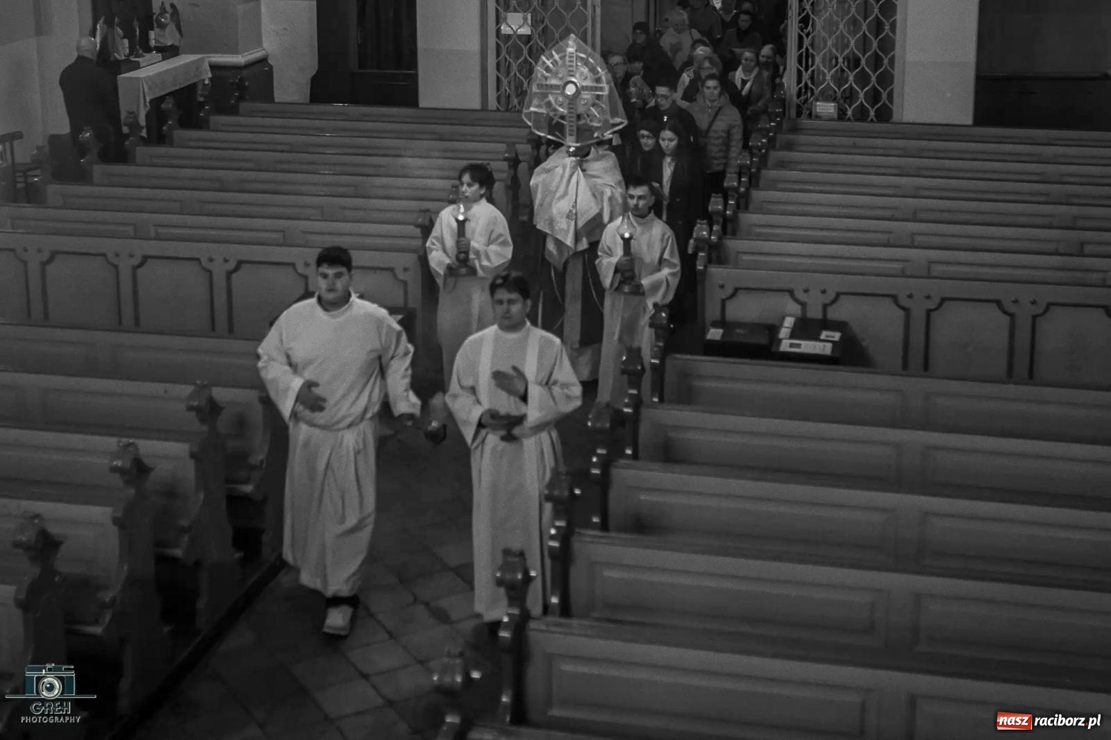 Zdjęcie w galerii na portalu naszraciborz.pl: Liturgia Wielkiego Piątku w sercu Raciborza [FOTO i WIDEO] wiadomości z regionu