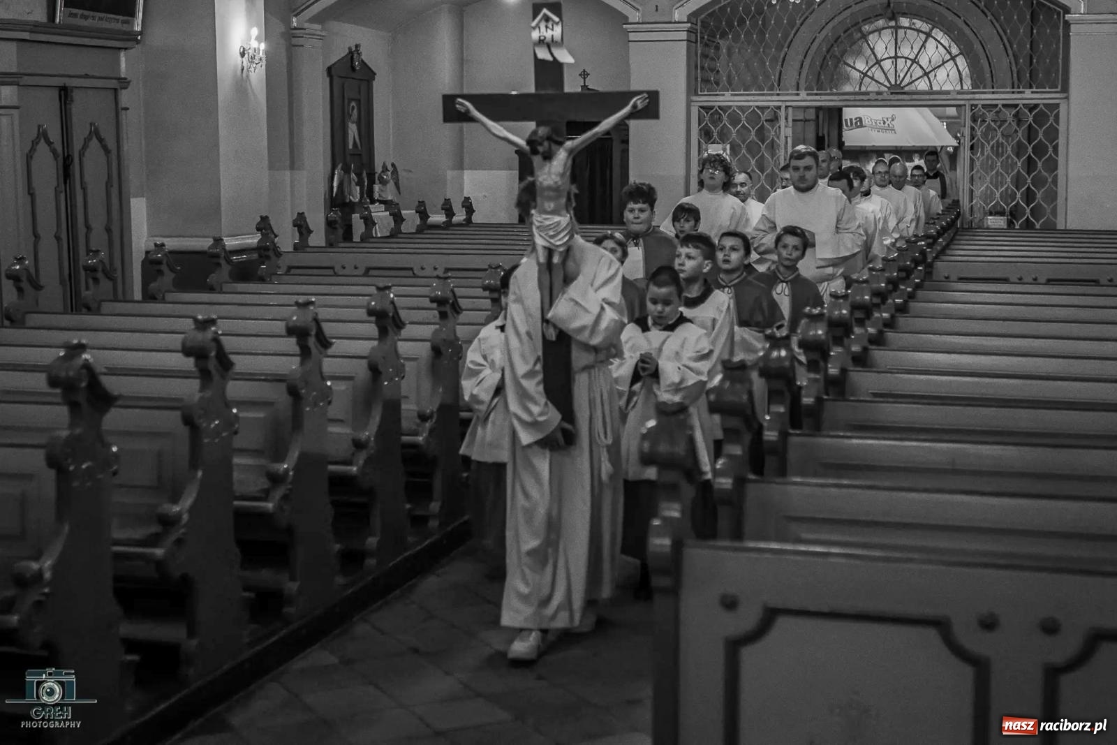 Zdjęcie w galerii na portalu naszraciborz.pl: Liturgia Wielkiego Piątku w sercu Raciborza [FOTO i WIDEO] wiadomości z regionu