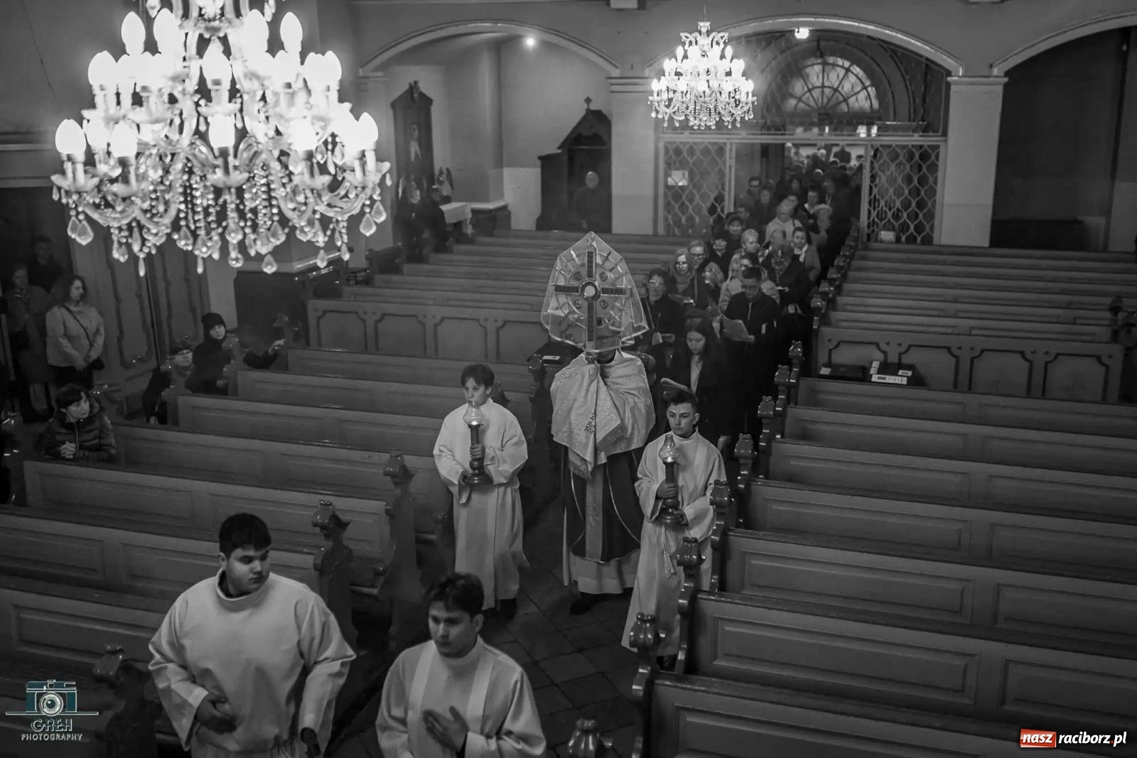 Zdjęcie w galerii na portalu naszraciborz.pl: Liturgia Wielkiego Piątku w sercu Raciborza [FOTO i WIDEO] wiadomości z regionu