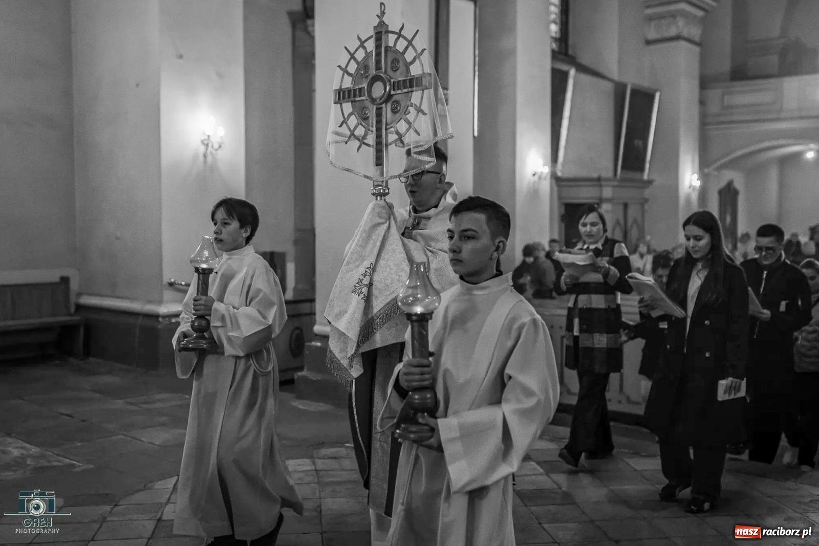 Zdjęcie w galerii na portalu naszraciborz.pl: Liturgia Wielkiego Piątku w sercu Raciborza [FOTO i WIDEO] wiadomości z regionu