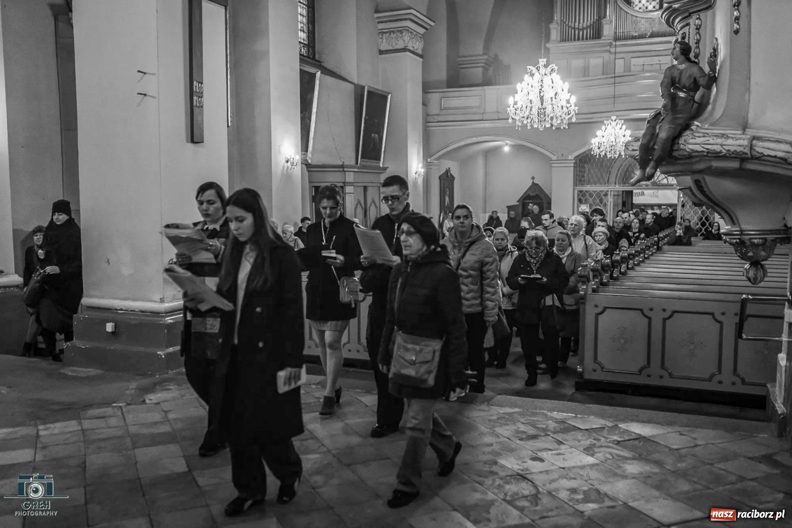 Zdjęcie w galerii na portalu naszraciborz.pl: Liturgia Wielkiego Piątku w sercu Raciborza [FOTO i WIDEO] wiadomości z regionu