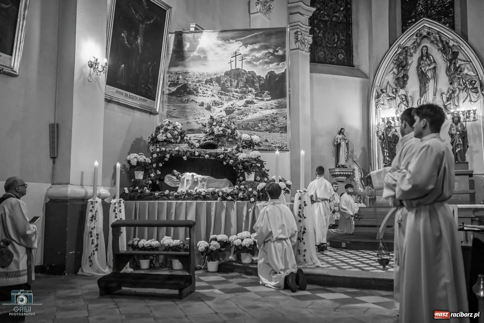 Zdjęcie w galerii na portalu naszraciborz.pl: Liturgia Wielkiego Piątku w sercu Raciborza [FOTO i WIDEO] wiadomości z regionu