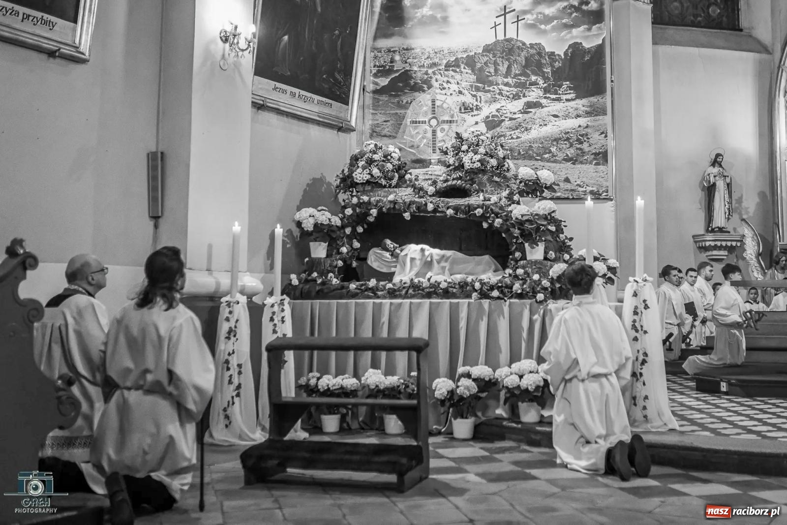 Zdjęcie w galerii na portalu naszraciborz.pl: Liturgia Wielkiego Piątku w sercu Raciborza [FOTO i WIDEO] wiadomości z regionu