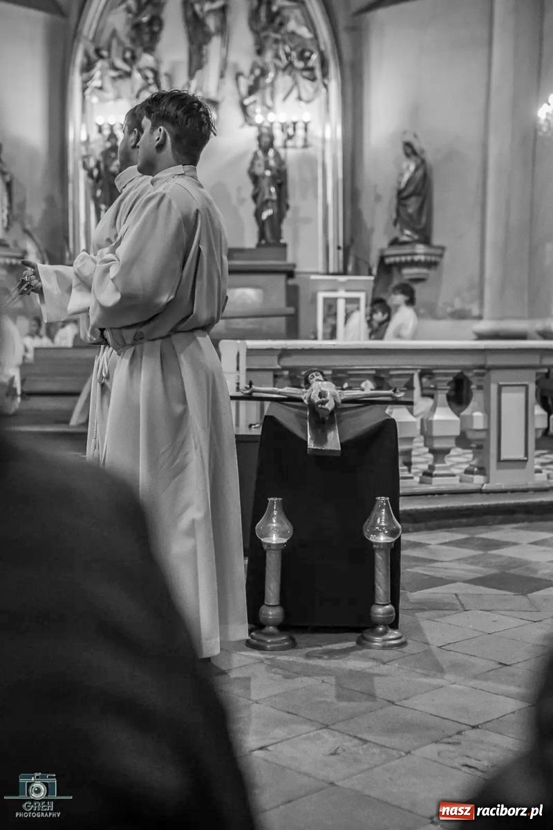 Zdjęcie w galerii na portalu naszraciborz.pl: Liturgia Wielkiego Piątku w sercu Raciborza [FOTO i WIDEO] wiadomości z regionu