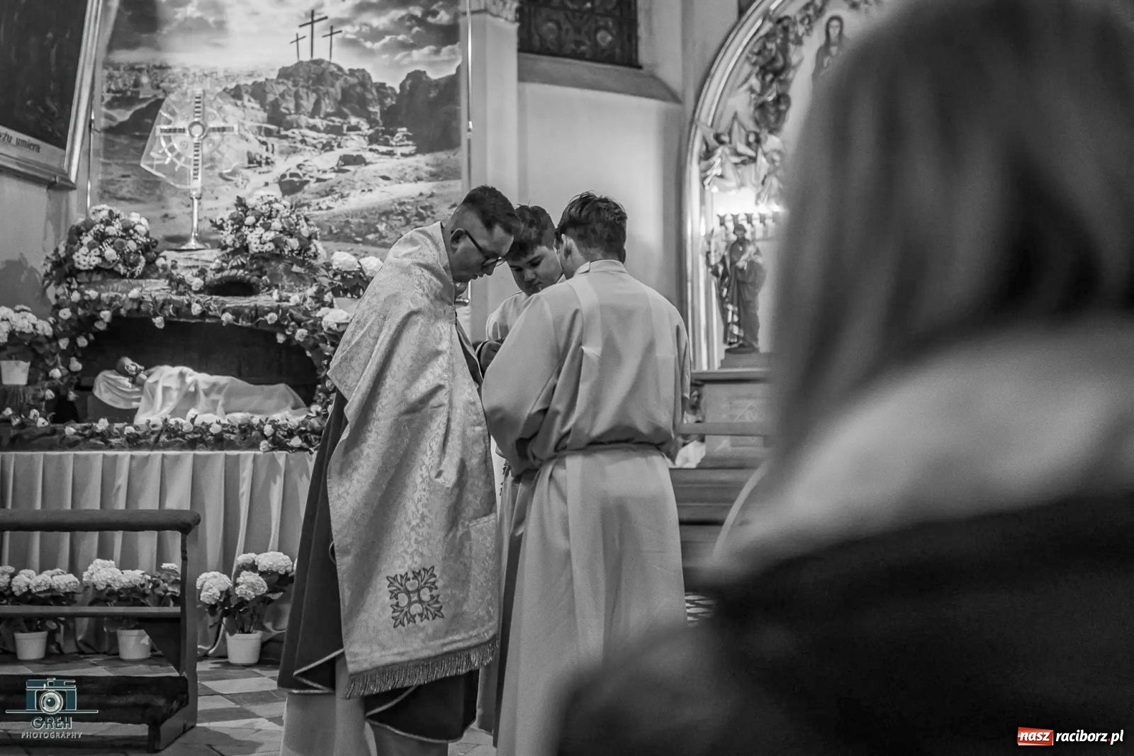 Zdjęcie w galerii na portalu naszraciborz.pl: Liturgia Wielkiego Piątku w sercu Raciborza [FOTO i WIDEO] wiadomości z regionu