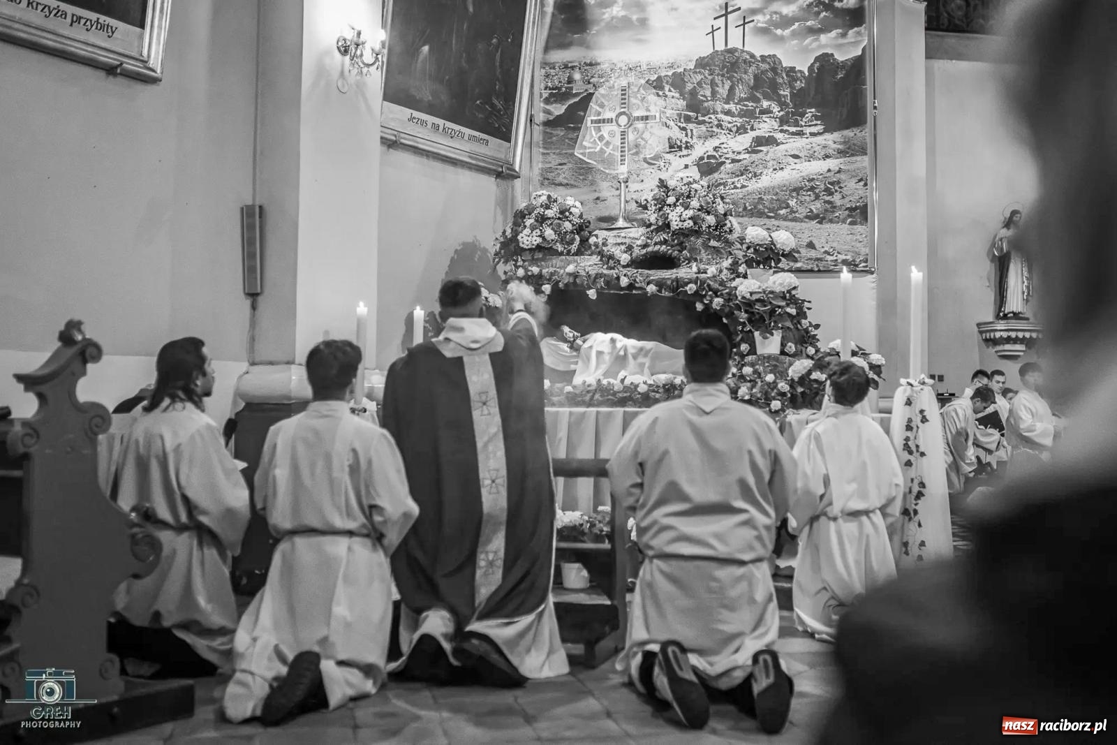 Zdjęcie w galerii na portalu naszraciborz.pl: Liturgia Wielkiego Piątku w sercu Raciborza [FOTO i WIDEO] wiadomości z regionu