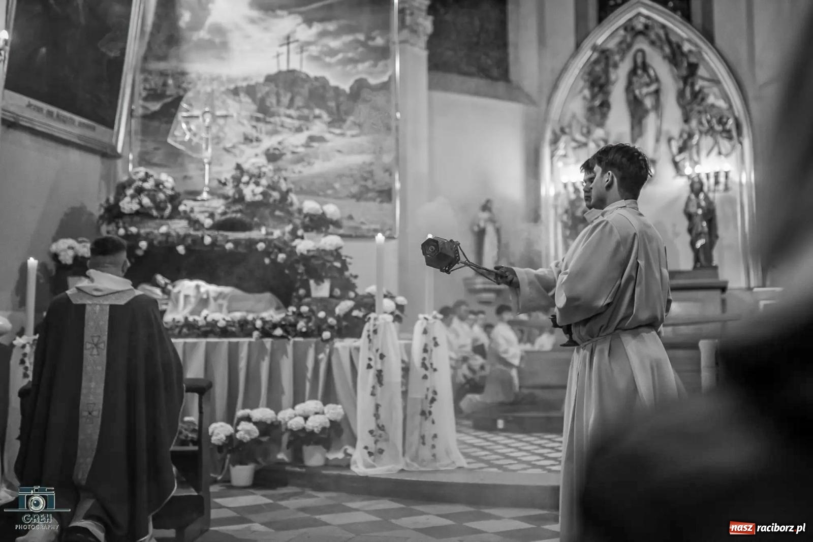 Zdjęcie w galerii na portalu naszraciborz.pl: Liturgia Wielkiego Piątku w sercu Raciborza [FOTO i WIDEO] wiadomości z regionu