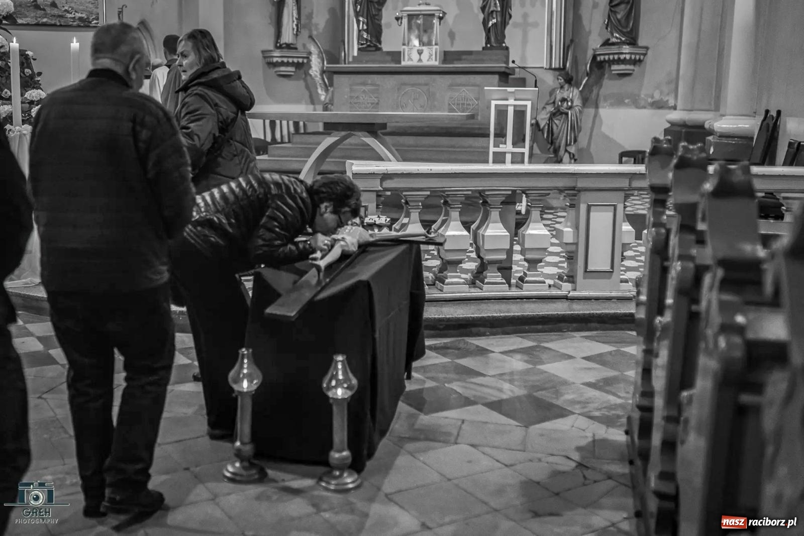 Zdjęcie w galerii na portalu naszraciborz.pl: Liturgia Wielkiego Piątku w sercu Raciborza [FOTO i WIDEO] wiadomości z regionu